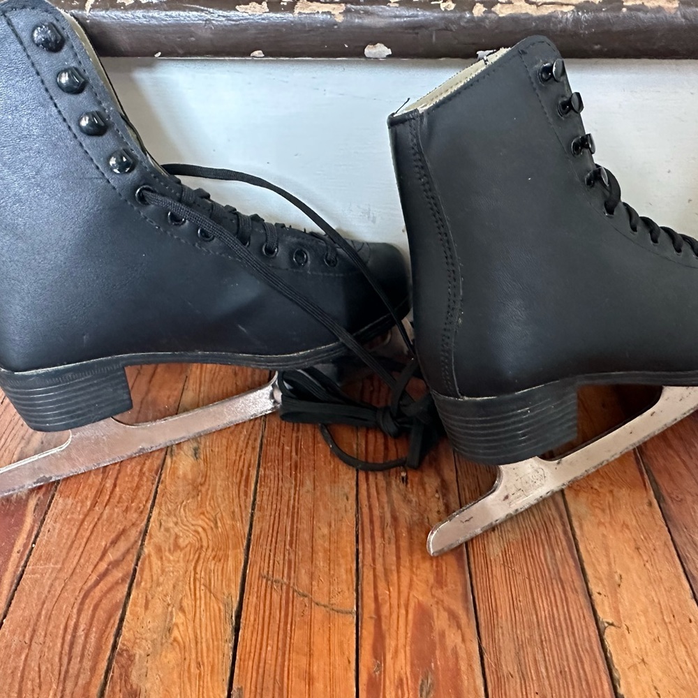 Ice Skates size 4 Youth. Black figure skate style.  Scuffs and rust